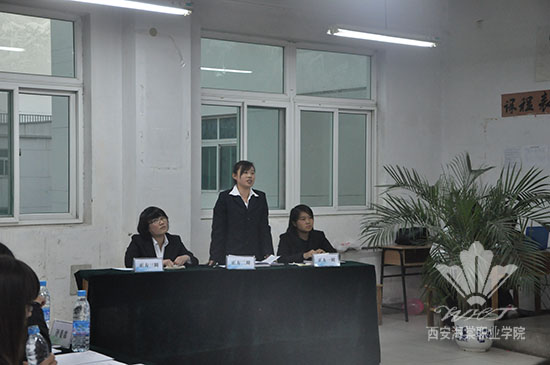 西安海棠学院校报社举行“学习和社交”主题辩论赛