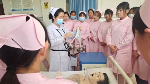 说明: 袁婧老师正在进行实训课教学