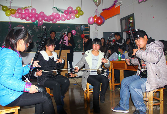 bat365正版唯一官网党政领导深入教学班进行节日慰问