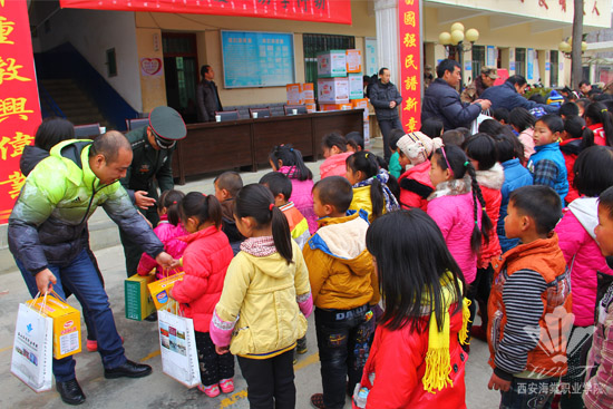 西安海棠集团董事长王卓一行前往山阳县黄龙小学进行慰问