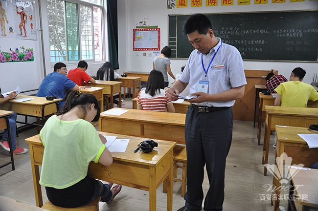 bat365正版唯一官网英语A、B级考试顺利进行