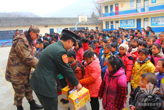 西安海棠集团董事长王卓一行前往山阳县黄龙小学进行慰问