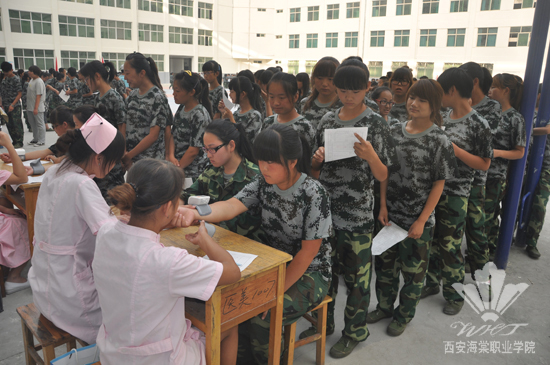 医生在给学生测量血压