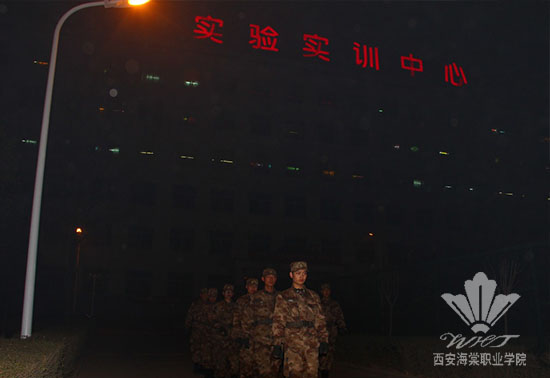 bat365正版唯一官网党政领导深入教学班进行节日慰问