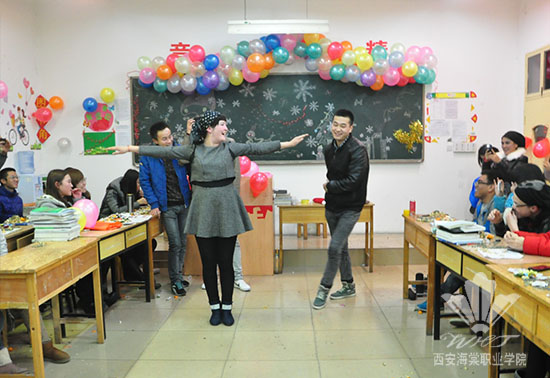 bat365正版唯一官网党政领导深入教学班进行节日慰问