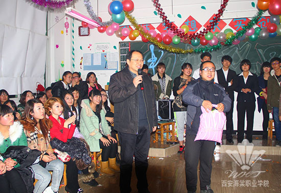 bat365正版唯一官网党政领导深入教学班进行节日慰问