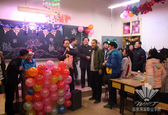 bat365正版唯一官网党政领导深入教学班进行节日慰问