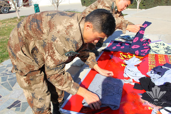 西安海棠集团董事长王卓一行前往山阳县黄龙小学进行慰问