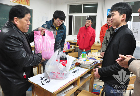 bat365正版唯一官网党政领导深入教学班进行节日慰问