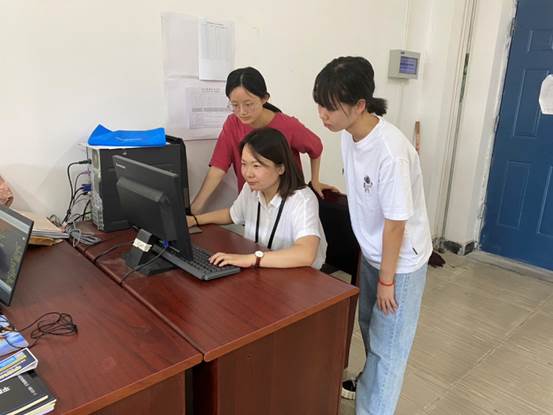 说明: 彭丽娟下班后指导参赛学生